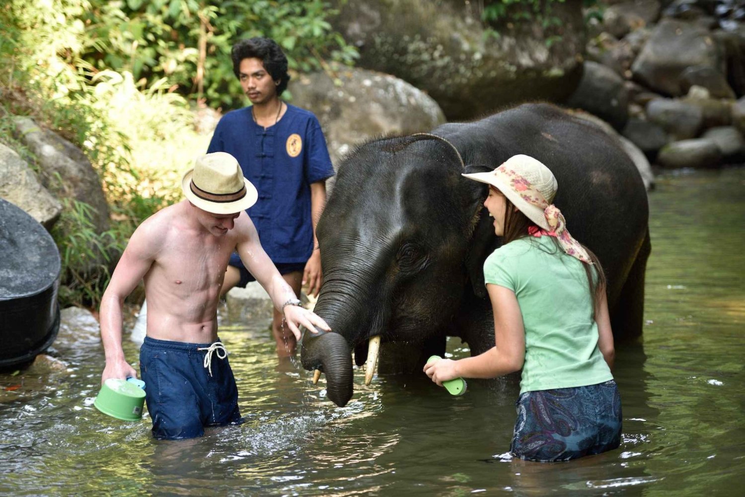 Phuketista/Khao Lakista: Japani: Elefanttien hoitokokemus koskenlaskun kanssa