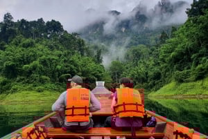 Fra Phuket: Overnattingstur til Cheow Lan-sjøen med raft-resort