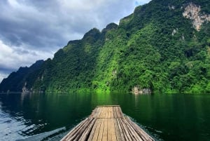 Fra Phuket: Overnattingstur til Cheow Lan-sjøen med raft-resort