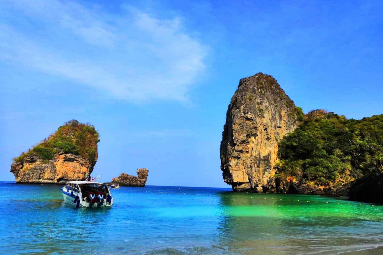 Da Phuket: Tour privato in barca di Phi Phi e dell'isola di Bambù