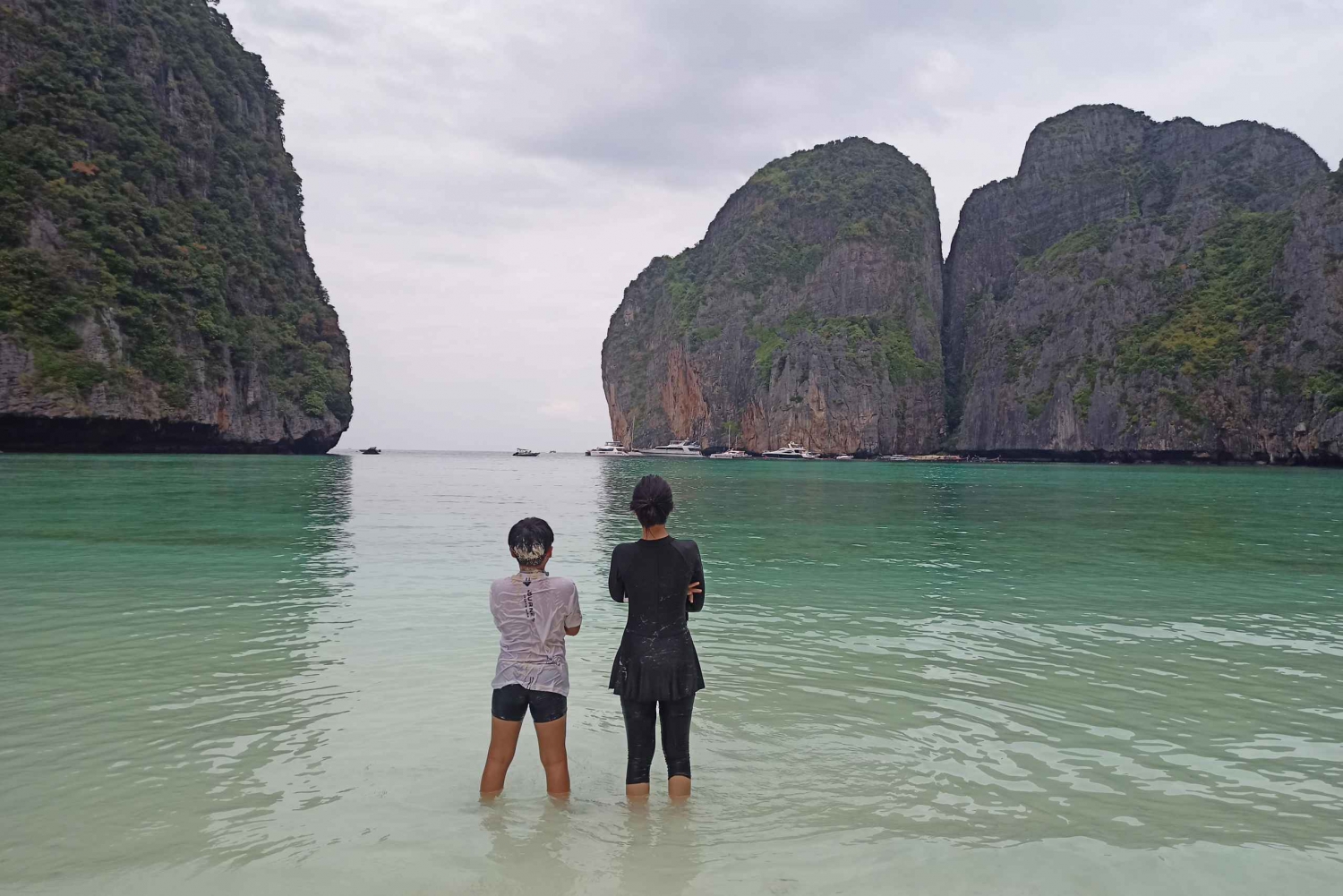 Från Phuket: Utflykt med motorbåt till Phi Phi-öarna och Maya Bay
