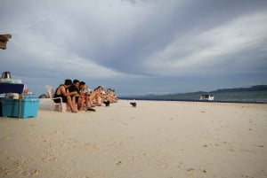 Phuket : Excursion en bateau au lever du soleil sur l'île de Bamboo et Khai à Phi Phi