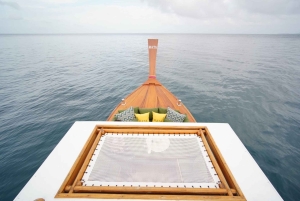 Fra Phuket: Privat luksuslangbåt til Khai-øyene