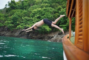 Fra Phuket: Privat luksuslangbåt til Khai-øyene