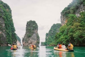 Phuket: Phang Nga Bay Sunset Cruise med middag och kanotpaddling