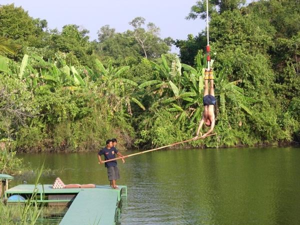 Salto con l'elastico nella giungla