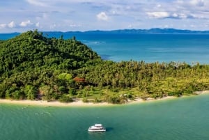 Khao Lak: Passeio rápido de catamarã a motor até à Ilha James Bond