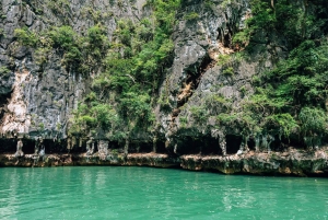 Khao Lak: Passeio rápido de catamarã a motor até à Ilha James Bond