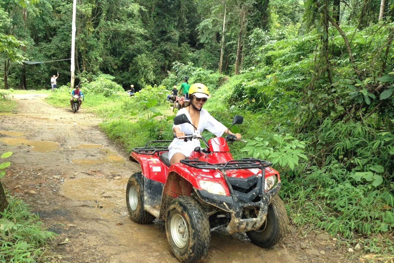 カオラック：ホワイトウォーターラフティング、ジップライン、象の餌付け