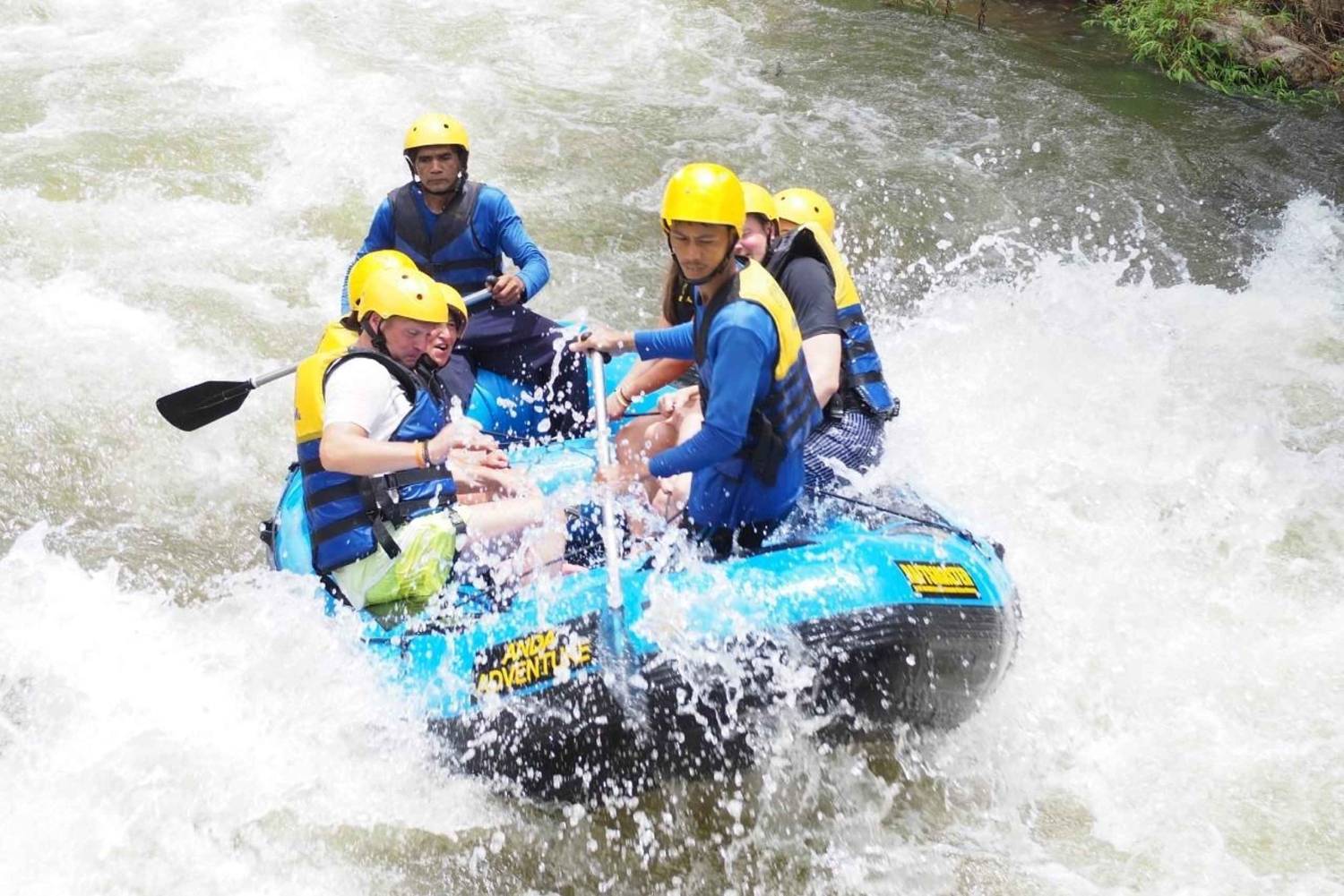 カオラック：ホワイトウォーターラフティング、ジップライン、象の餌付け