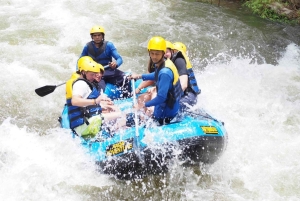 カオラック：ホワイトウォーターラフティング、ジップライン、象の餌付け