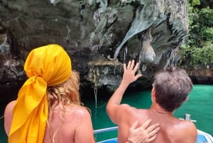 Khaolak: Phi Phi Insel & Maya Bay mit deutschem Guide & Mittagessen