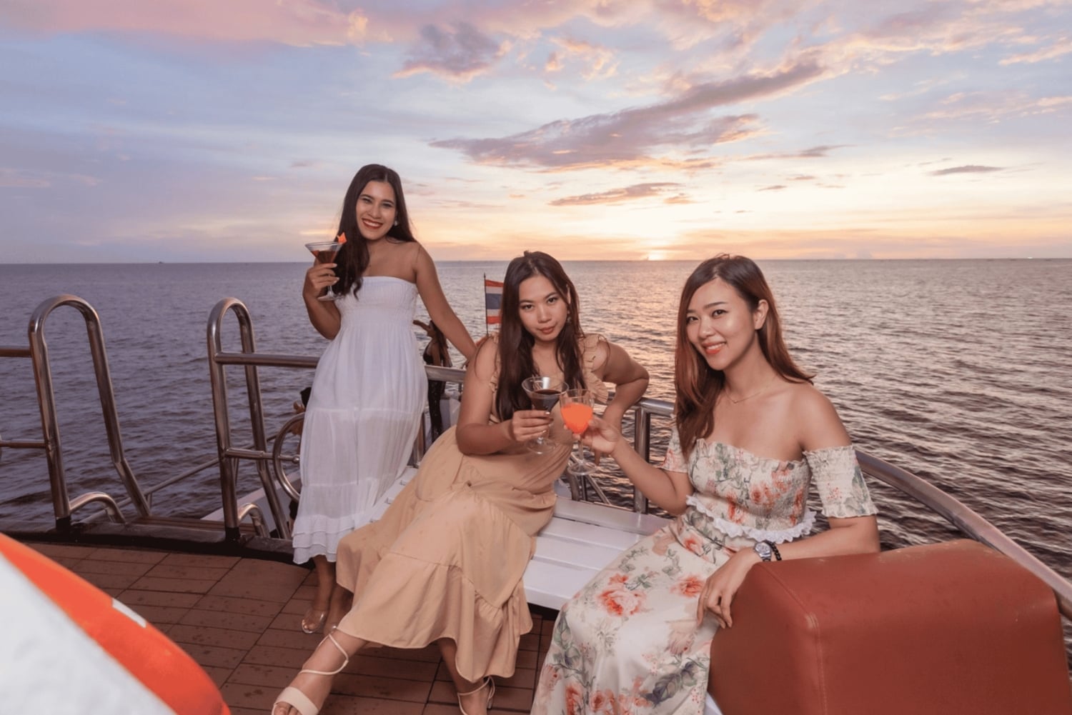 푸켓에서 즐기는 멜로디 선셋 디너 크루즈