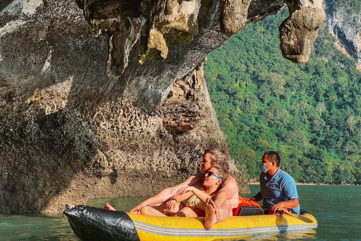 Excursión de un día a la bahía de Phang Nga y piragüismo en barco grande (no abarrotado)