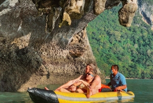 Excursión de un día a la bahía de Phang Nga y piragüismo en barco grande (no abarrotado)