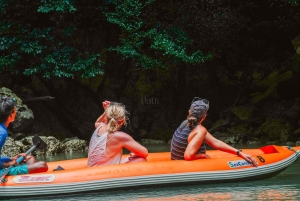 Excursión de un día a la bahía de Phang Nga y piragüismo en barco grande (no abarrotado)