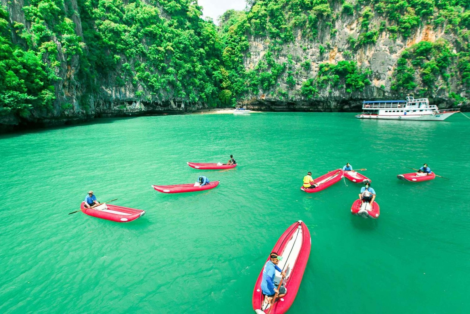 Phang Nga Bay: Ganztägige Kajaktour mit dem Boot ab Phuket