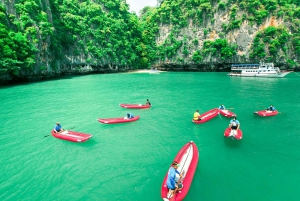 Bahía de Phang Nga: Tour de día completo en kayak en barco desde Phuket