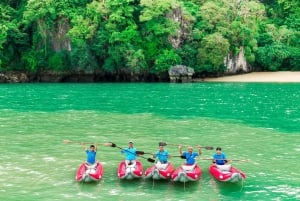 Bahía de Phang Nga: Tour de día completo en kayak en barco desde Phuket