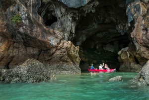 Bahía de Phang Nga: Tour de día completo en kayak en barco desde Phuket