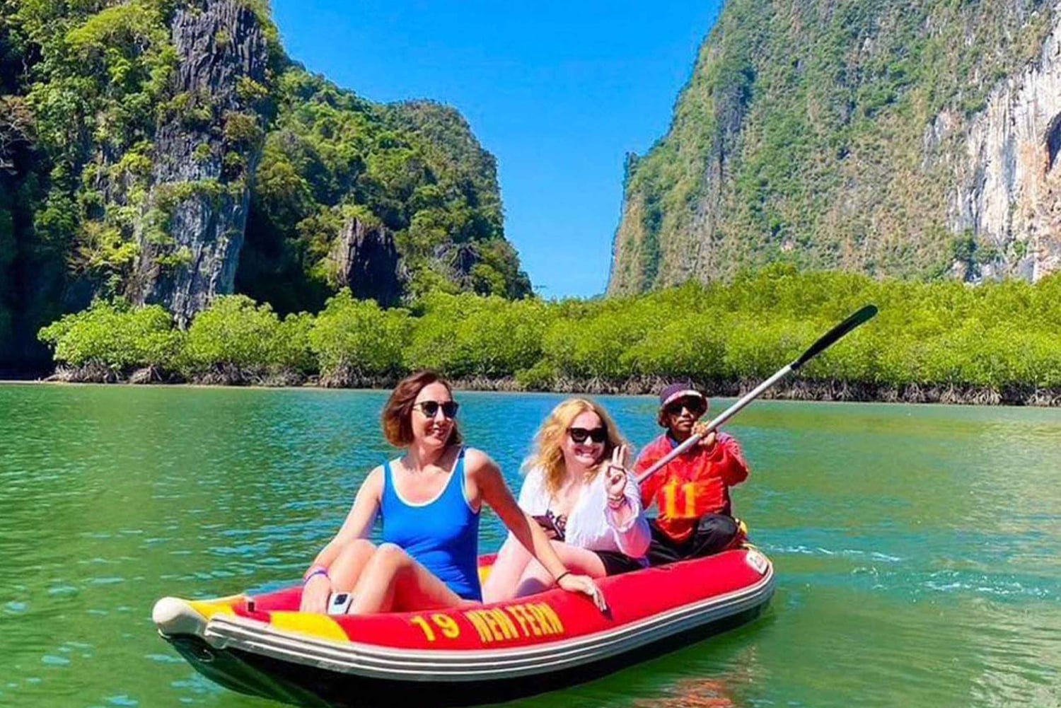 Длиннохвостая лодка в заливе Пханг Нга с обедом