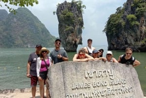 Longtailboot in de baai van Phang Nga met lunch