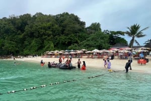 Longtailboot in de baai van Phang Nga met lunch