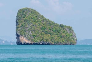Longtailboot in de baai van Phang Nga met lunch