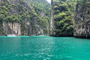 Longtailboot in de baai van Phang Nga met lunch