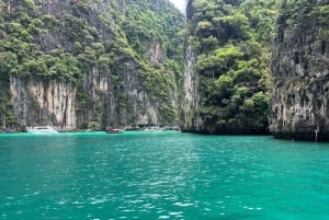 Длиннохвостая лодка в заливе Пханг Нга с обедом