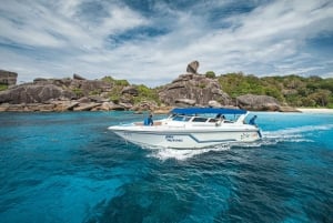 Phi Phi Island: Avventura di una giornata intera in motoscafo o catamarano