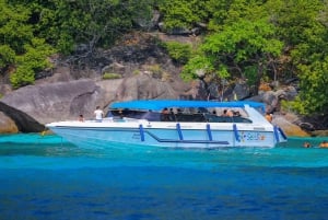 Phi Phi Island: Avventura di una giornata intera in motoscafo o catamarano