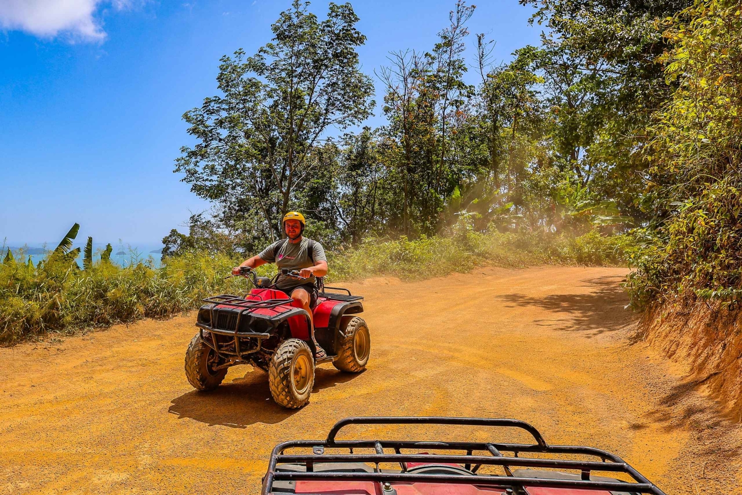 Giro in All-terrain vehicle nella giungla di Phuket e tour del tempio di Chalong