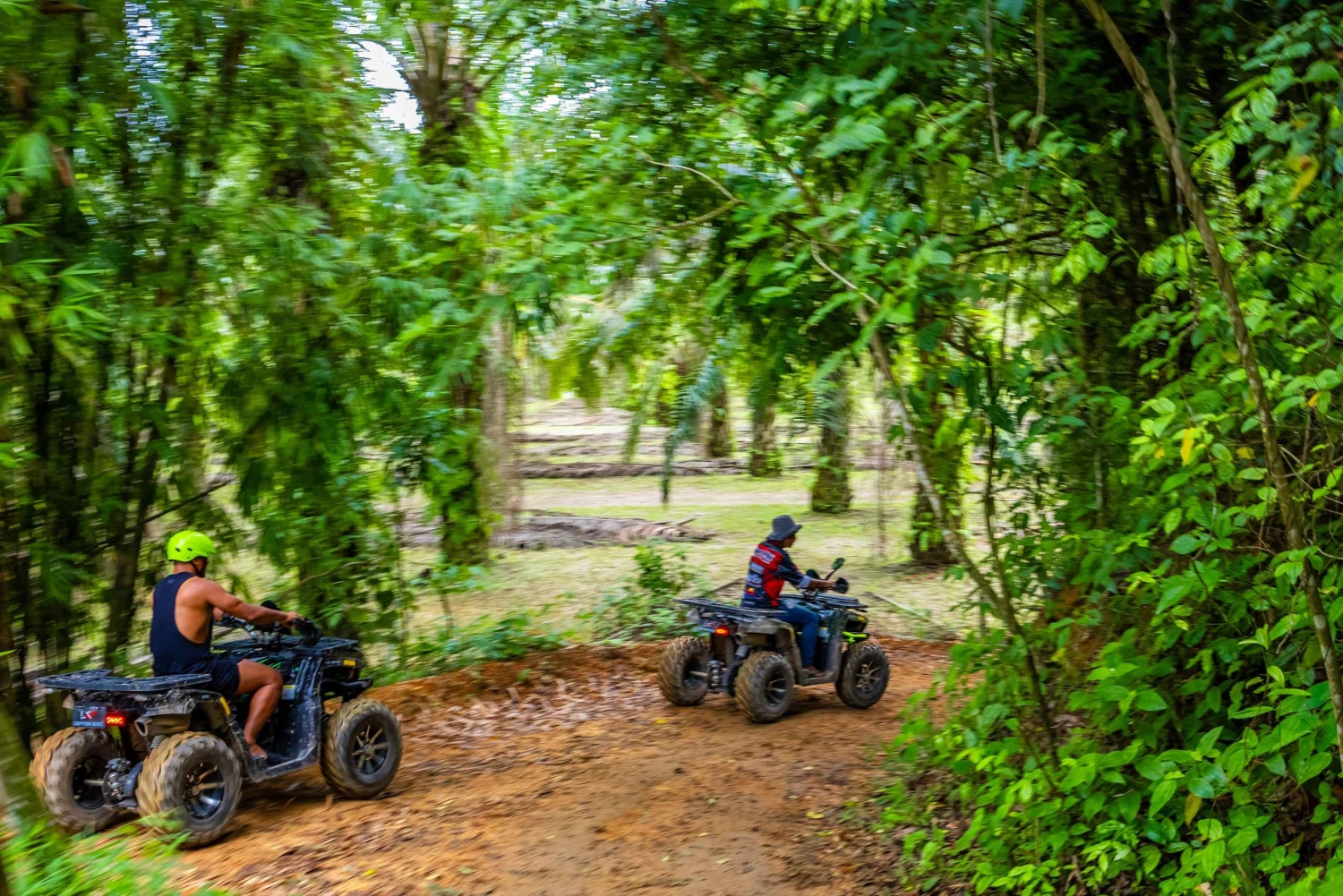 Giro in All-terrain vehicle nella giungla di Phuket e tour del tempio di Chalong