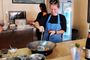 Phuket: Autentisk thailandsk matlagingskurs med lokal thailandsk familie