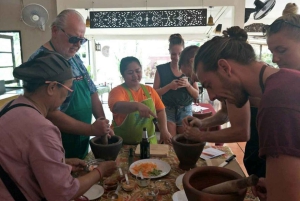 Phuket: Autentisk thailandsk matlagingskurs med lokal thailandsk familie