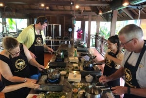 Phuket - Lezione di cucina tailandese sull'Elefante Blu con tour del mercato
