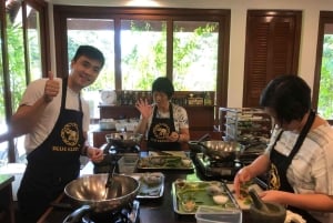 プーケット - ブルー エレファントのタイ料理教室と市場ツアー