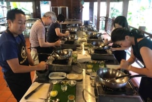 プーケット - ブルー エレファントのタイ料理教室と市場ツアー