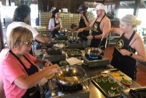 プーケット - ブルー エレファントのタイ料理教室と市場ツアー