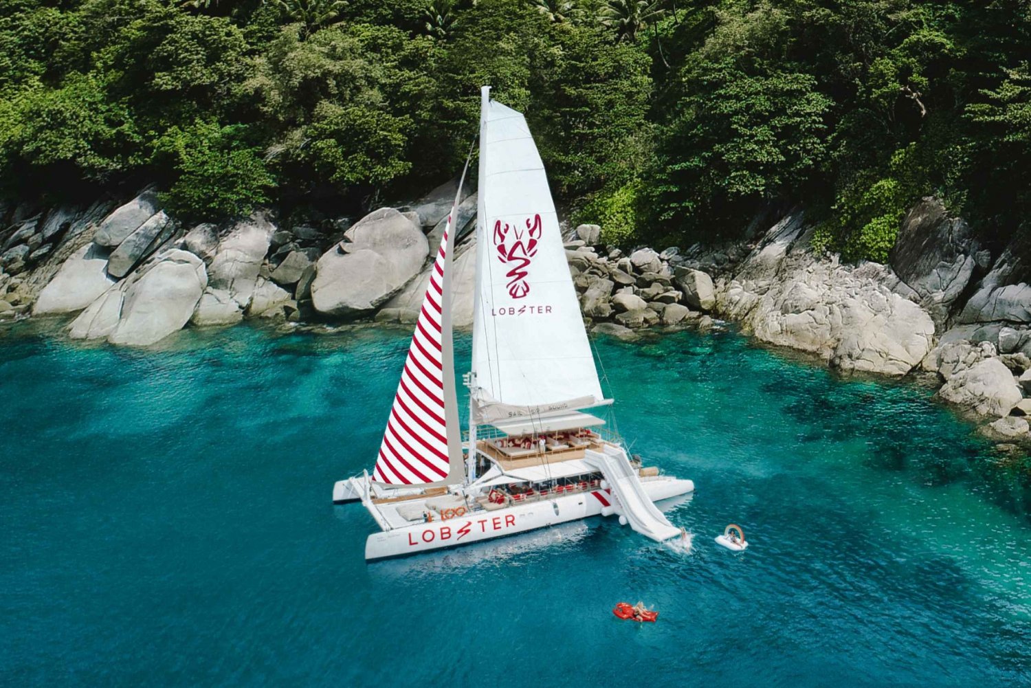 Phuket : Croisière d'une journée à bord d'un voilier pour faire du circuit dans les îles et faire la fête