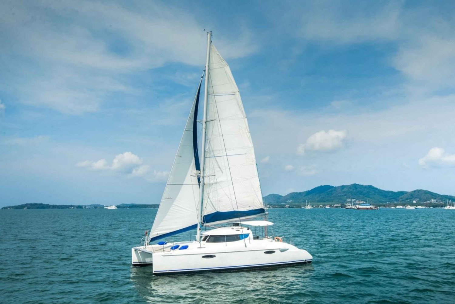 Phuket Katamaran Tour in Coral Island und Sunset Voyage