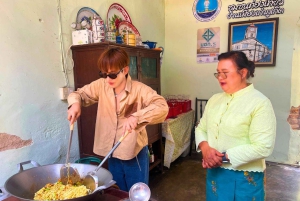 Phuket: Stadsvandring och matlagningskurs med Phothong Ride