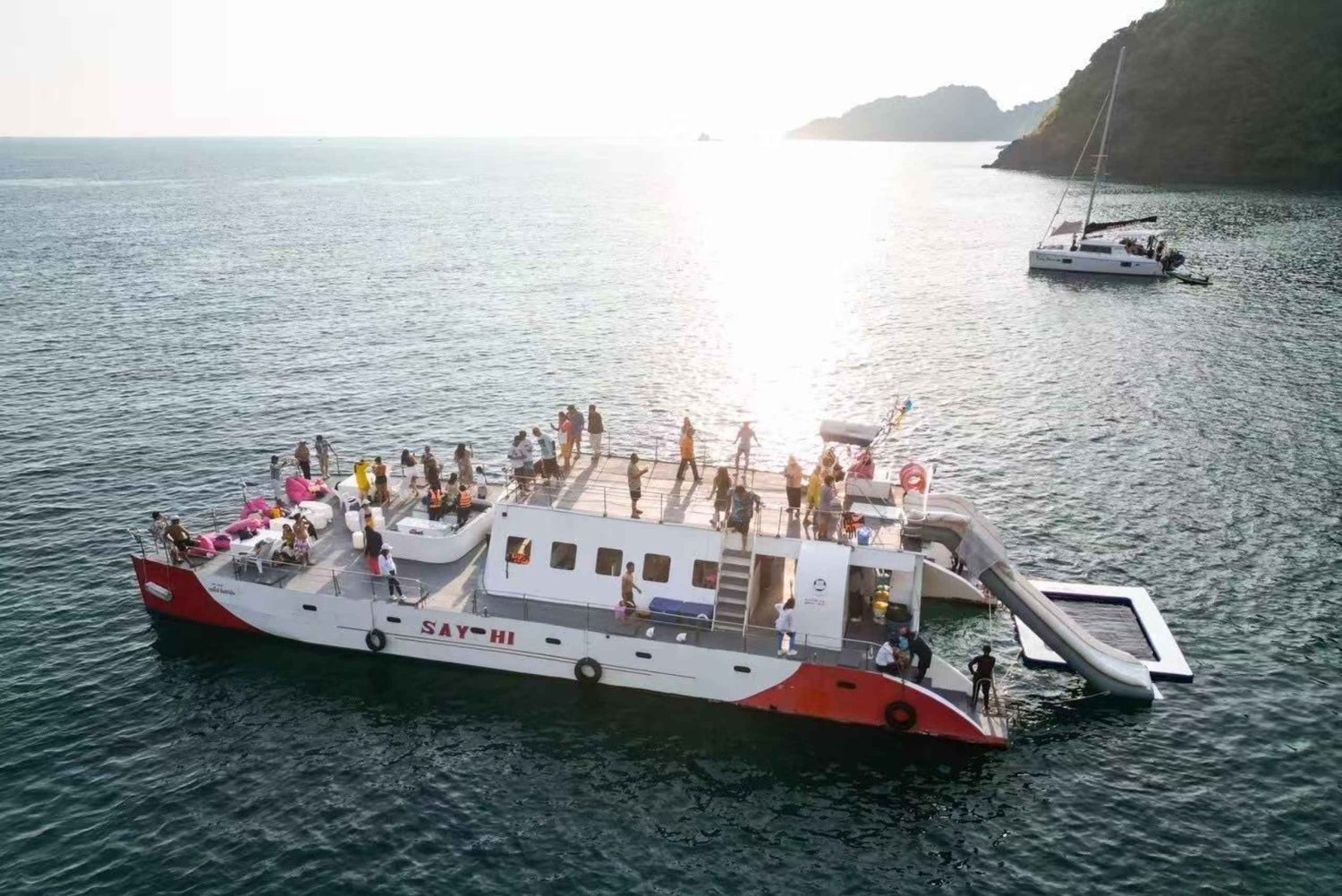 Phuket: Katamaran-cruise til Coral- og Racha-øyene og grillingfest