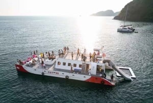 Phuket: Katamaran-cruise til Coral- og Racha-øyene og grillingfest