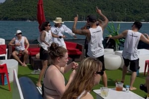 Phuket: Katamaran-cruise til Coral- og Racha-øyene og grillingfest