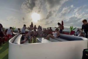 Phuket: Katamaran-cruise til Coral- og Racha-øyene og grillingfest