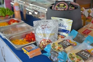 Phuket: Katamaran-cruise til Coral- og Racha-øyene og grillingfest