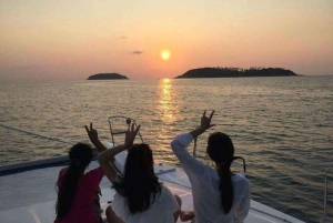 푸켓 산호섬과 라차섬 쌍동선 크루즈와 점심 식사