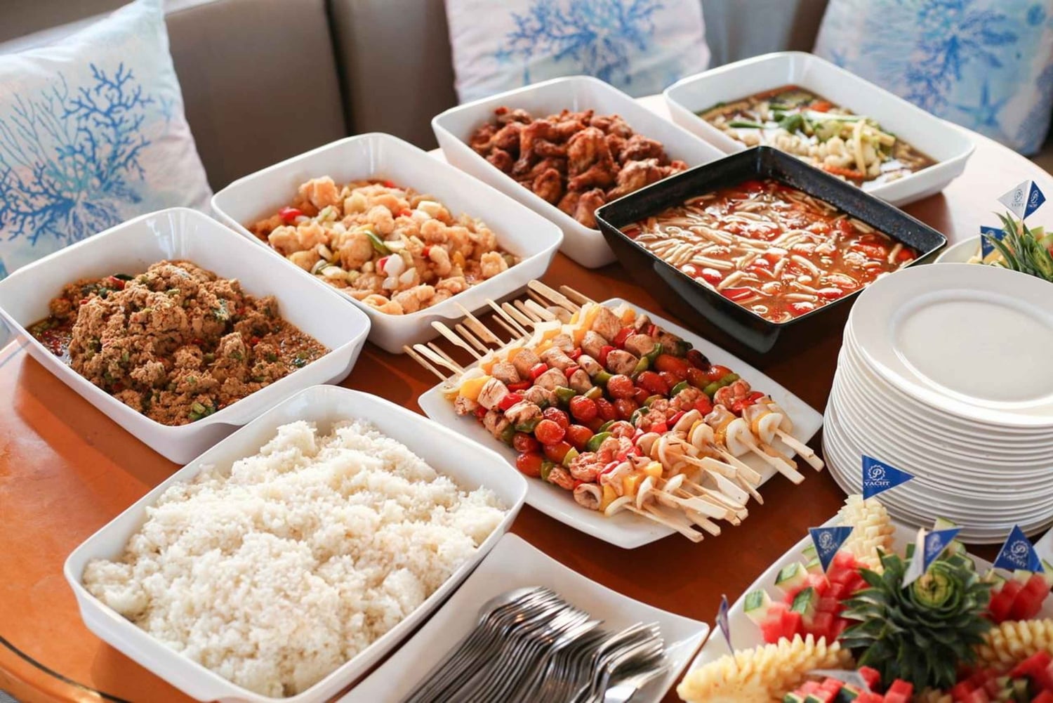 Phuket: kolacja o zachodzie słońca na wyspie Koralowej i Promthep na pokładzie katamaranu